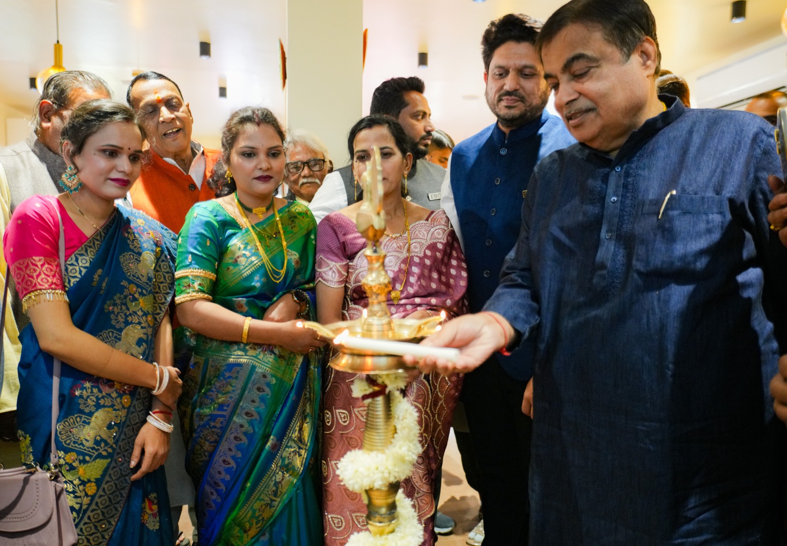 केंद्रीय मंत्री नितिन गडकरी ने नागपुर में अधिरा ऍण्ड अप्पा कॉफी के फ्लैगशिप कैफे का किया उद्घाटन